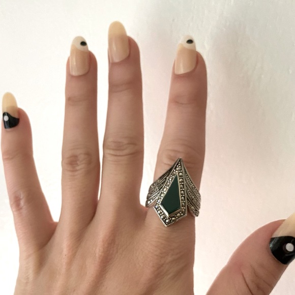 Sterling Silver Pointer Ring with Emerald Green Stone - Picture 12 of 16